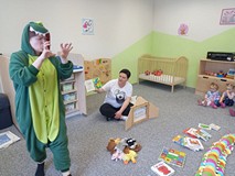 Głośne czytanie opowiadania o smoku w Żłobku Filo