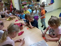 Dzieci podpisują serduszka