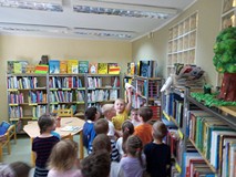 Dzieci szukają ukrytych kopert