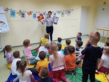 bibliotekarka prezentuje opakowania