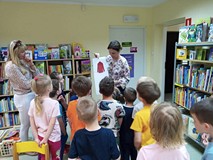 Dzieci podczas odgadywania zagadek