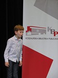 Uczestnik konkursu podczas recytacji.