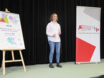 Uczestniczka konkursu podczas recytacji.