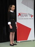 Uczestniczka konkursu podczas recytacji.