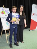 Jurorka Ewa Czapik-Kowalewska z uczestnikiem konkursu podczas wręczania nagrody.