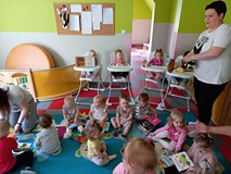 dzieci oglądają książki