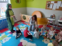 dzieci oglądają książki