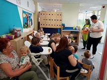 bibliotekarki pokazują dzieciom książki