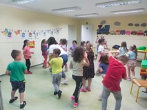 Dzieci podczas zabawy ruchowej w sali