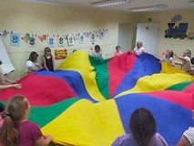 Dzieci podczas wspólnej zabawy z chustą animacyjną