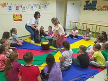 Dzieci podczas zabawy segregują rzeczy