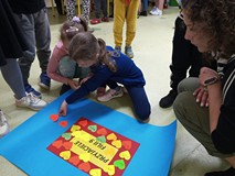 Dzieci przyklejają serduszka