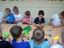 Dzieci wycinają serduszka