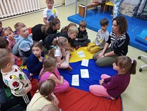 Dzieci układają wyraz z literek