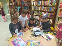 Dzieci przeglądają książeczki.