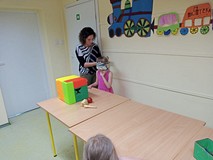 DZiewczynka wybiera owoc