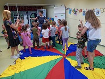 Dzieci podczas zabawy z Bibliotekarką