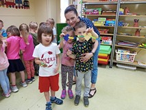 Dzieci pozują z bibliotekarką