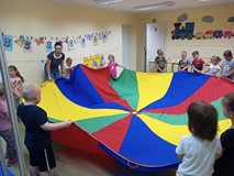 Dzieci w trakcie zabawy z chustą animacyjną