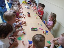 Dzieci w trakcie tworzenia swoich prac