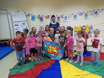 Dzieci pozują z plakatem