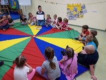 Dzieci podczas czytania książeczki