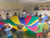 Dzieci podczas wspólnej zabawy z chustą animacyjną