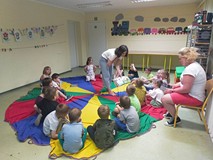 Bibliotekarka pokazuje dzieciom ilustrację