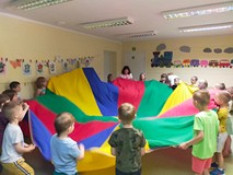 Dzieci podczas wspólnej zabawy z chustą animacyjną