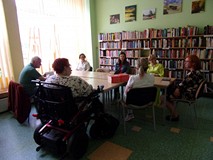 na zdjęciu uczestnicy rozmawiają o książce