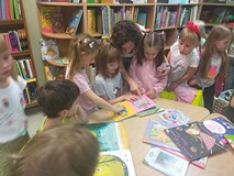 wspólne przeglądanie książeczek