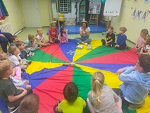 Bibliotekarka i dzieci w trakcie zabawy