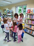 Dzieci dziękują bibliotekarce za prowadzenie zajęć