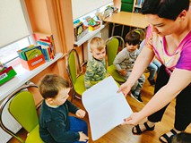 Dzieci dotykają czasopismo 