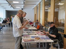 Uczestnicy Giełdy Kolekcjonerskiej prezentują swoje eksponaty