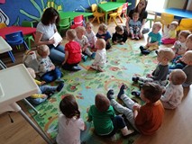 Bibliotekarka pokazuje dzieciom ilustrację