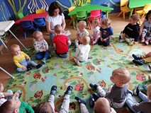 Bibliotekarka pokazuje dzieciom książeczkę