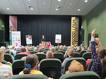 Joanna Olech w czasie spotkania w Koszalińskiej Bibliotece Publicznej