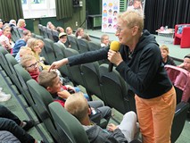 Joanna Olech w czasie spotkania w Koszalińskiej Bibliotece Publicznej