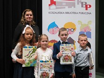 Dzieci uczestniczące w powiatowej dziecięcej sesji naukowej pt. „Skarpetki, kuny i inne postaci Just