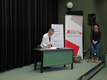 Uroczystego podpisu w Księdze zasłużonych bibliotekarzy dokonuje Danuta Krajewska w czasie Dnia Bibl