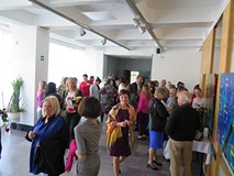 Rozbawieni bibliotekarze w czasie Dnia Bibliotekarza i Bibliotek w Koszalińskiej Bibliotece Publiczn