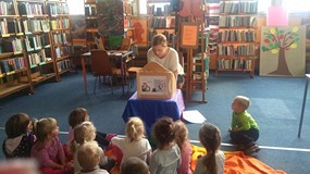 „Smerfy” w bibliotece