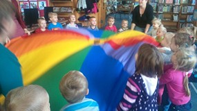 „Smerfy” w bibliotece