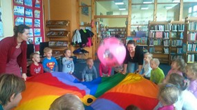 „Smerfy” w bibliotece