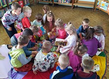 Krokusy oglądają książki dla dzieci