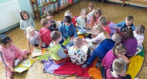 Wspólne oglądanie książek z księgozbioru dla dzieci