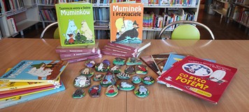 Prezentacja książek z Muminkami Tove Jansson i kamyczków z bajkowymi postaciami