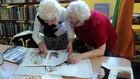 klubowiczki rozmawiają o zastosowanych technikach rękodzielniczych