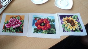 serwety kwiatowe wyszyte na płótnie